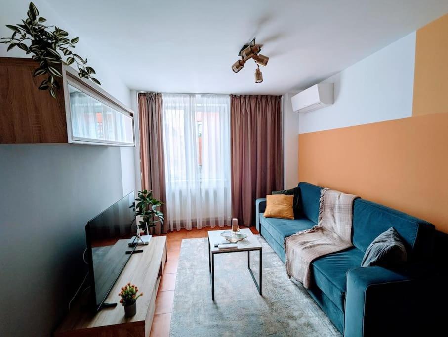 Apartment Peaceful Victory Square *
