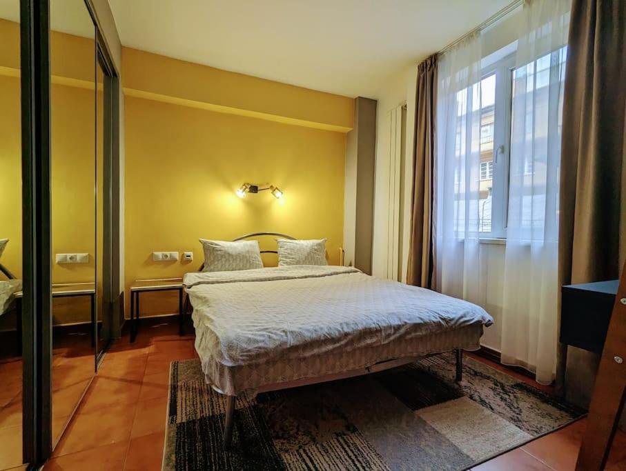 Peaceful Victory Square Apartment